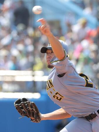 　ヤクルト戦に先発し力投する伊藤将（撮影・西岡正）