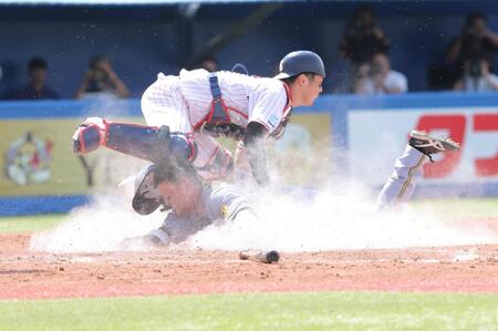 　５回、伊藤将のスクイズで生還する前川（撮影・西岡正）