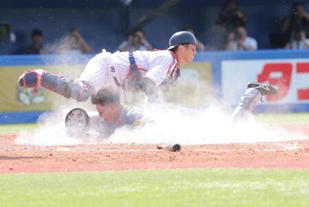 　５回、伊藤将のスクイズで生還する前川（撮影・西岡正）