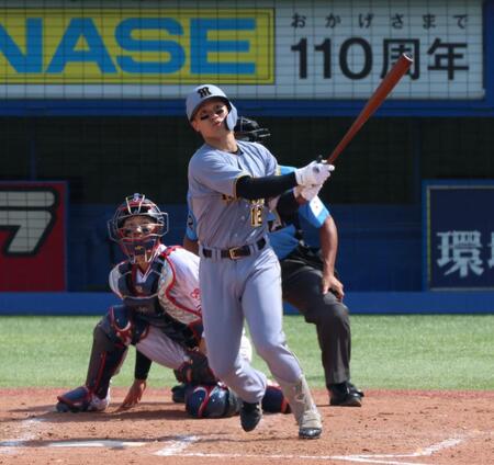 　５回、適時二塁打を放つ坂本（撮影・金田祐二）