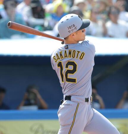 　５回、左中間に適時二塁打を放つ坂本（撮影・西岡正）