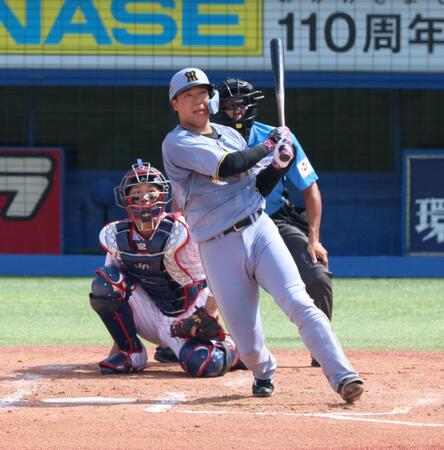 　５回、左前打を放つ大山（撮影・金田祐二）