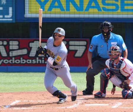 　５回、中前打を放つ前川（撮影・金田祐二）