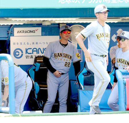 　１回、リクエストに成功し、笑みを浮かべる藤川監督（中央）＝撮影・西岡正