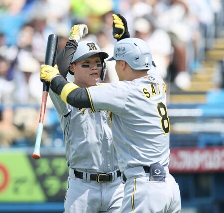 　１回、ソロを放った森下は佐藤輝とタッチを交わす（撮影・田中太一）