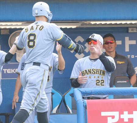 　８回、ソロを放った佐藤輝（左）を祝福する藤川監督（撮影・西岡正）