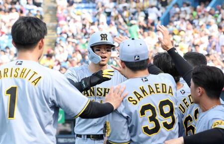 　８回、ソロを放った佐藤輝はナインに迎えられる（撮影・田中太一）