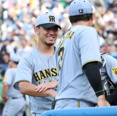 　完封勝利を挙げ、大山らと喜び合う伊藤将（撮影・田中太一）