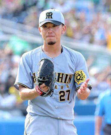 　完封で勝利し、グラブをたたく伊藤将（撮影・西岡正）