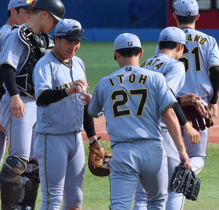 　伊藤将にウイニングボールを渡す大山（撮影・金田祐二）