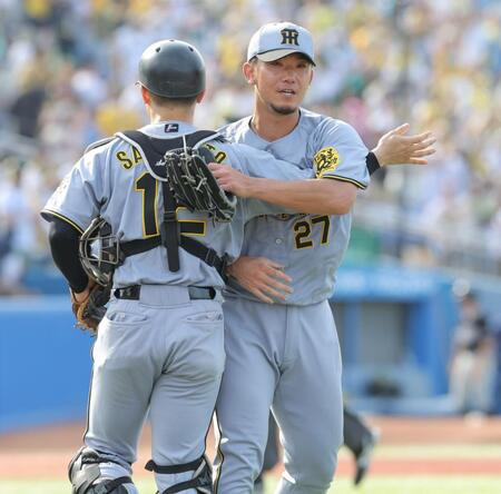 　完封勝利で坂本（左）と抱き合う伊藤将（撮影・西岡正）