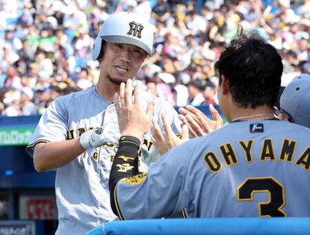 　５回、中野の犠飛で生還した伊藤将は大山とタッチを交わす（撮影・田中太一）