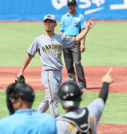 　１回、一塁へけん制球で、走者オスナのアウトをアピールする伊藤将（撮影・田中太一）