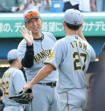 　完封勝利の伊藤将（右）を笑顔で祝福する藤川監督（撮影・西岡正）