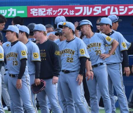 　ナインを迎える藤川監督（撮影・金田祐二）