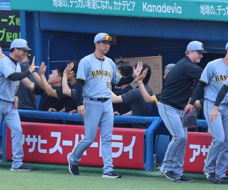 　勝利を喜ぶ藤川監督（撮影・金田祐二）