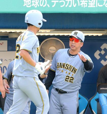 　５回、中野の中犠飛で生還した伊藤将（左）を迎える藤川監督（撮影・西岡正）