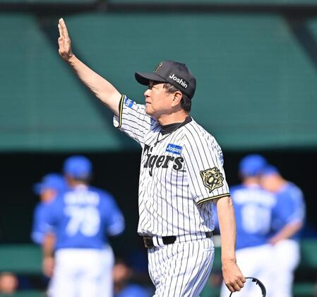 　試合に勝利し、スタンドの声援に応える平田２軍監督（撮影・西田忠信）