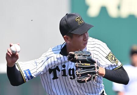 　６回、山浅の投ゴロを処理する今朝丸（撮影・西田忠信）