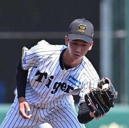 　６回、浜の投ゴロを捕球する今朝丸（撮影・西田忠信）