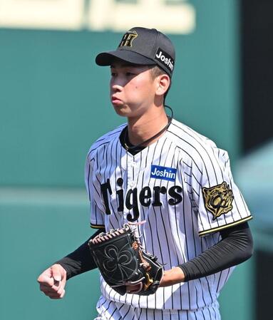 　７回を投げ終え、拳を握る今朝丸（撮影・西田忠信）