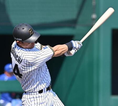 　７回、勝ち越し打を放つ原口（撮影・西田忠信）