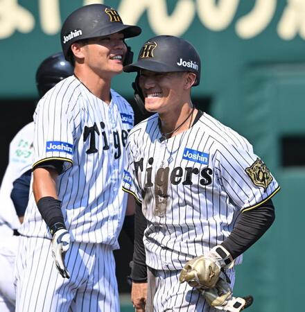 　７回、原口の勝ち越し打で生還した福島（右）＝撮影・西田忠信