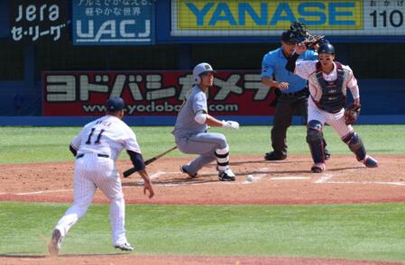 　５回、スクイズを決める伊藤将（撮影・金田祐二）