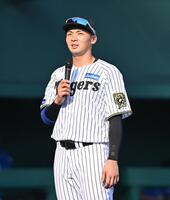 　試合後、ファンにスピーチする井上（撮影・西田忠信）