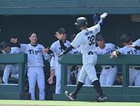 　２回、先制ソロを放った井上（３２）を迎えるナイン（撮影・西田忠信）