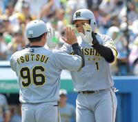 　１回、先制ソロを放ち、生還する森下（右）＝撮影・西岡正