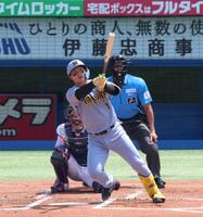 　１回、左中間に先制ソロを放つ森下（撮影・金田祐二）