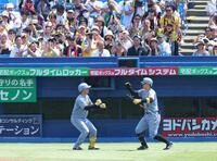 　１回、左中間に先制ソロを放ち、佐藤輝に迎えられる森下（撮影・金田祐二）