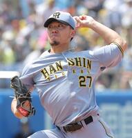 　ヤクルト戦に先発し力投する伊藤将（撮影・西岡正）