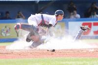 　５回、伊藤将のスクイズで生還する前川（撮影・西岡正）