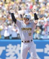 　５回、適時二塁打を放ち、ベンチへ向かってポーズをとる坂本（撮影・西岡正）