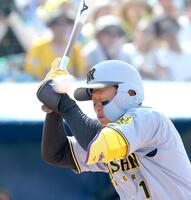 　５回、手に死球を受ける森下（撮影・西岡正）