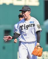 　８回を３者連続三振に抑え、笑顔を見せる石井（撮影・西田忠信）