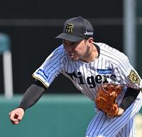 　８回に登板し、３者連続三振に抑えた石井（撮影・西田忠信）