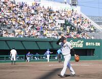 　８回を３者連続三振に抑え、歓声を浴びながらベンチに戻る石井（撮影・西田忠信）