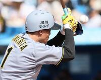 　５回、死球を受ける森下（撮影・田中太一）