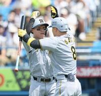 　１回、ソロを放った森下は佐藤輝とタッチを交わす（撮影・田中太一）