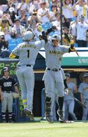 　１回、先制ソロを放ち、佐藤輝（右）とタッチを交わす森下（撮影・西岡正）