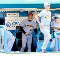 　１回、リクエストに成功し、笑みを浮かべる藤川監督（中央）＝撮影・西岡正