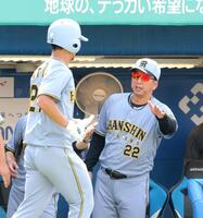 　５回、中野の中犠飛で生還した伊藤将（左）を迎える藤川監督（撮影・西岡正）