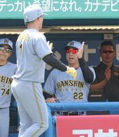 　１回、先制ソロを放った森下（左）を迎える藤川監督（撮影・西岡正）