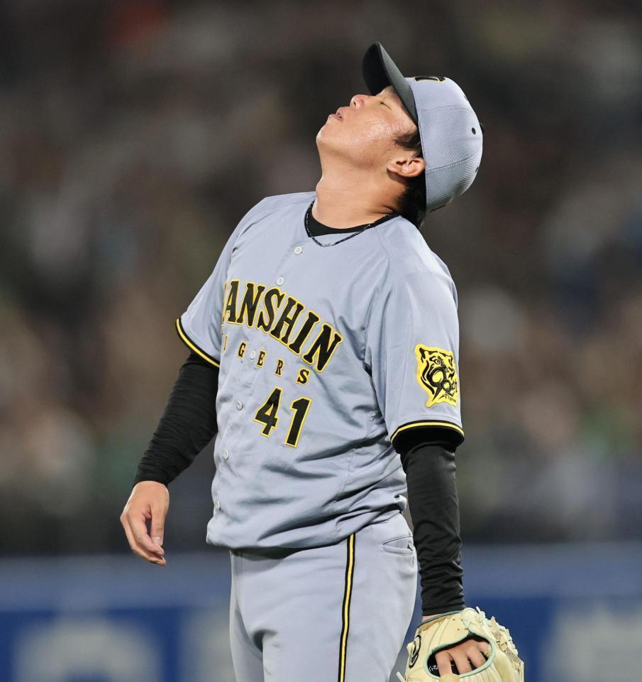 　７回、オスナに同点２ランを許し、天を仰ぐ村上（撮影・田中太一）