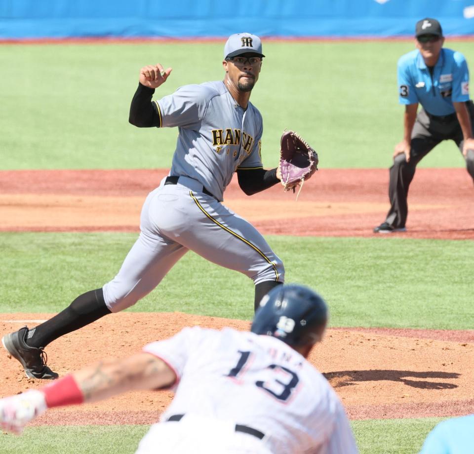 　１回、オスナを捕ゴロに打ち取るデュプランティエ（撮影・田中太一）