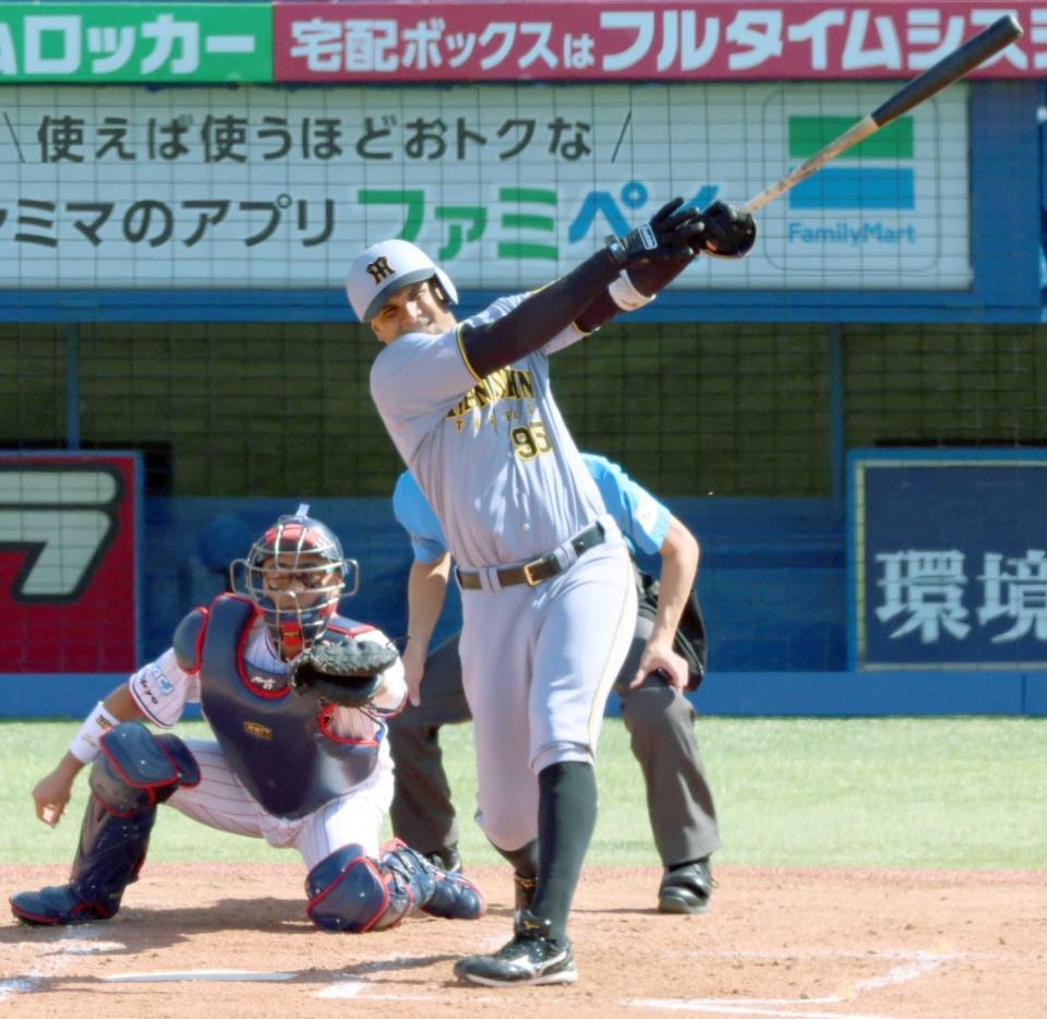 　４回、左前打を放つヘルナンデス（撮影・金田祐二）