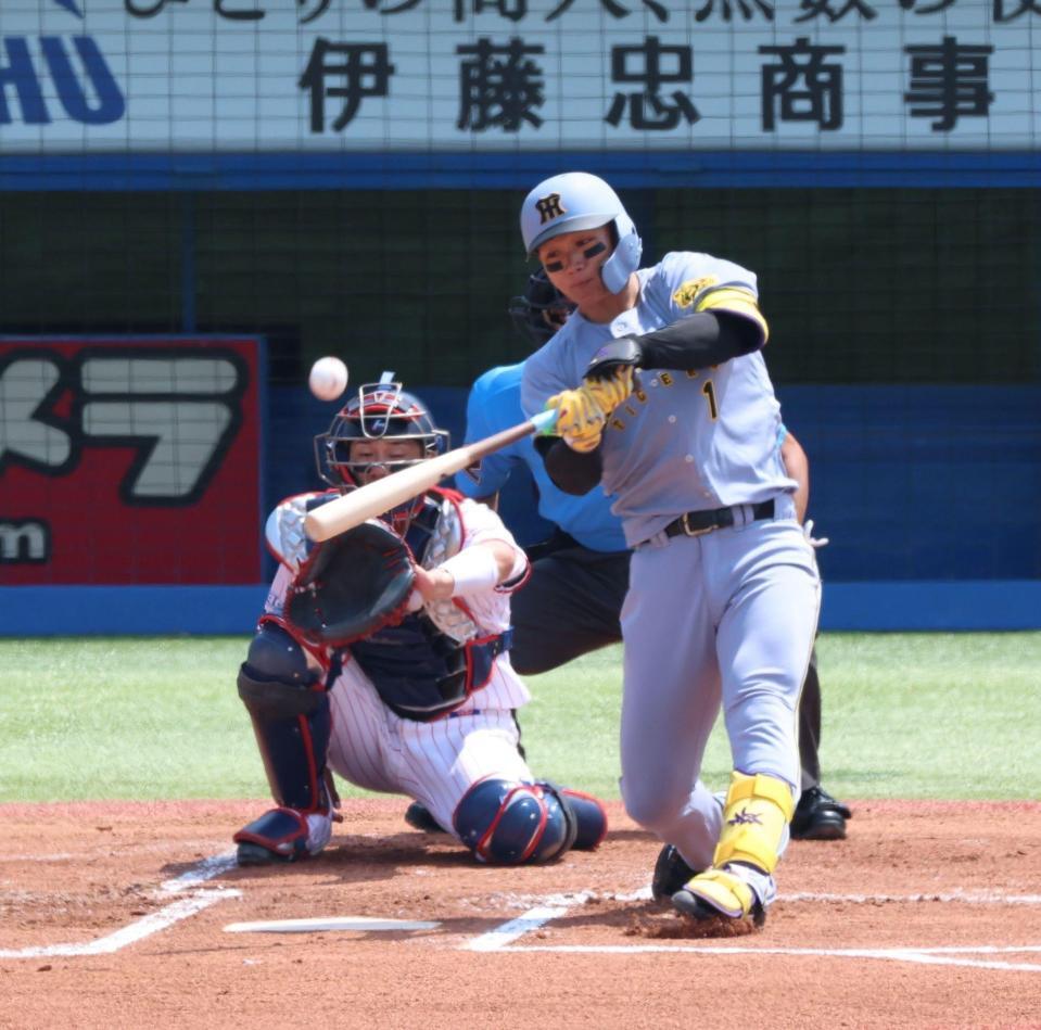 　１回、左中間に先制ソロを放つ森下（撮影・金田祐二）